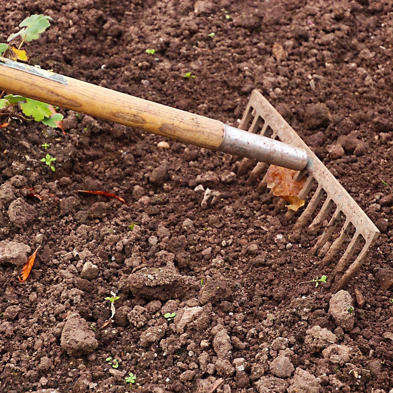 Garden store levelling tools